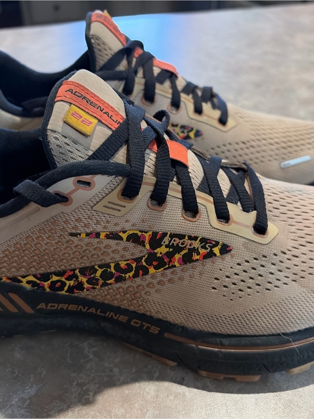 BROOKS ADRENALINE GTS LEOPARD RUNNING SHOES WOMENS SIZE 9
